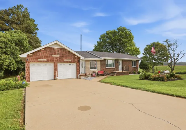 Photo 2 of Single family home for sale at 1352 Grant Rd, Murray, KY 42071 | MLS# 26023830 | Listing updated on 2026-08-31