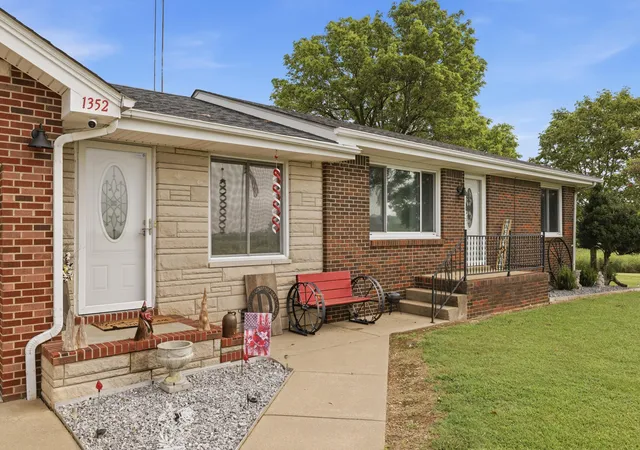 Photo 4 of Single family home for sale at 1352 Grant Rd, Murray, KY 42071 | MLS# 26023830 | Listing updated on 2026-08-31