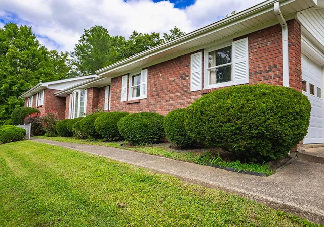 Photo 3 of Single family home for sale at 222 N Court St, Irvine, KY 40336 | MLS# 26023774 | Listing updated on 2026-09-01