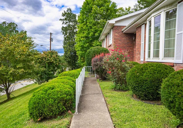 Photo 4 of Single family home for sale at 222 N Court St, Irvine, KY 40336 | MLS# 26023774 | Listing updated on 2026-09-01