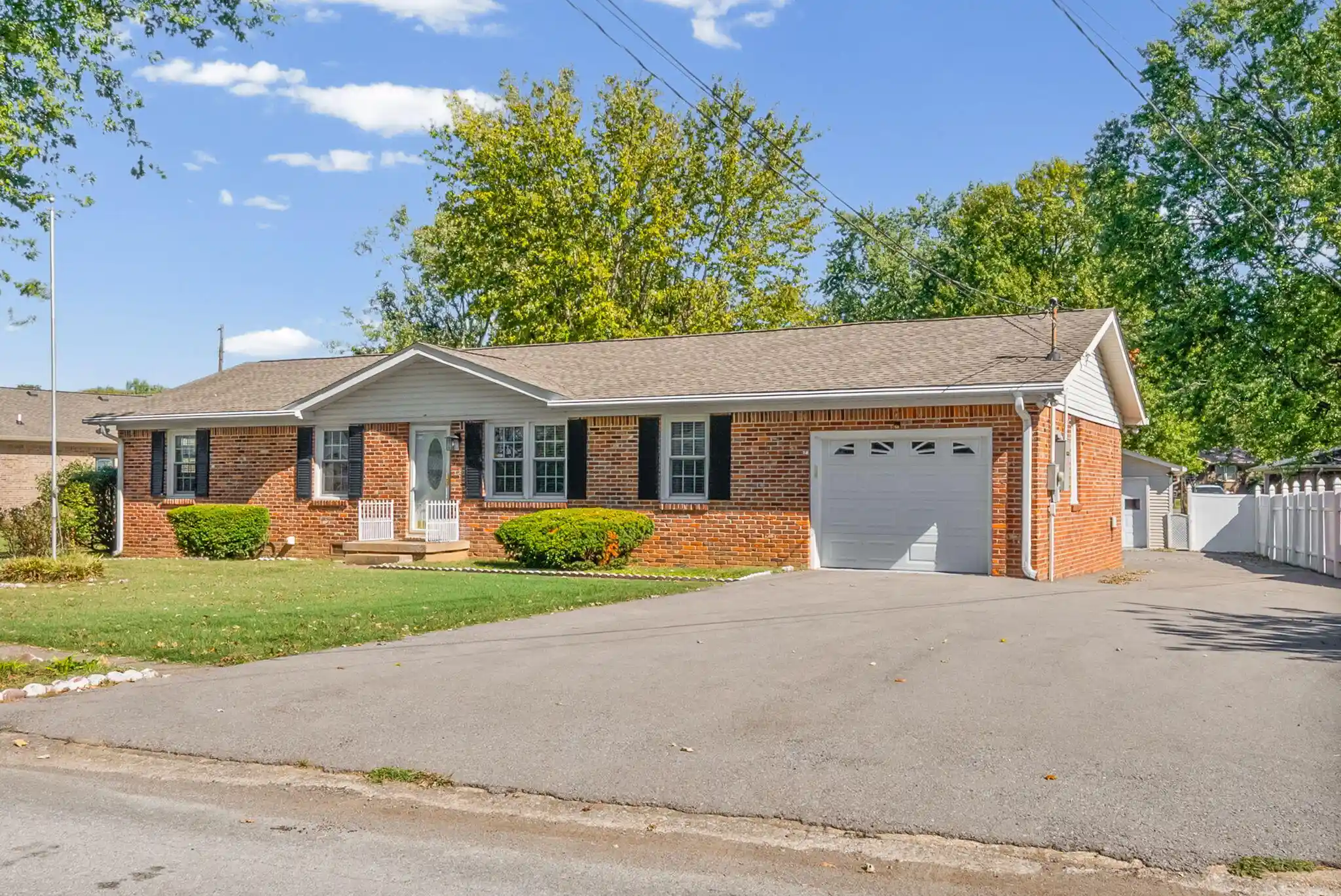 Photo 1 of Single family home for sale at 204 Edgemont Dr, Hopkinsville, KY 42240 | MLS# 26029209 | Listing updated on 2026-10-22