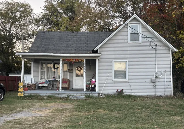 Single family home for sale at 1403 Mayfield Rd, Paducah, KY 42003 | MLS# 26029917