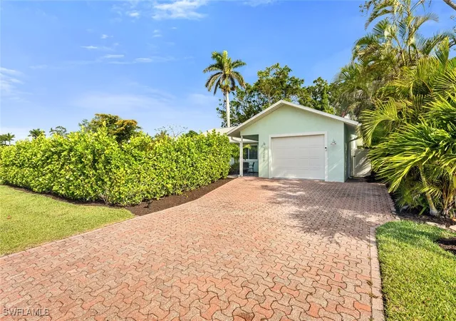 Photo 3 of Sale Pending at 1255 Illinois Dr, Naples, FL 34103 | MLS# 225035846 | Listing updated on 2025-11-05