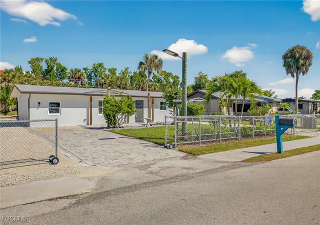 Photo 2 of Sale Pending at 4699 Duera Mae Dr, Fort Myers, FL 33908 | MLS# 2025014593 | Listing updated on 2025-10-17