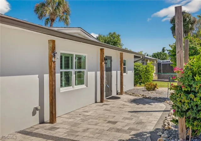 Photo 3 of Sale Pending at 4699 Duera Mae Dr, Fort Myers, FL 33908 | MLS# 2025014593 | Listing updated on 2025-10-17