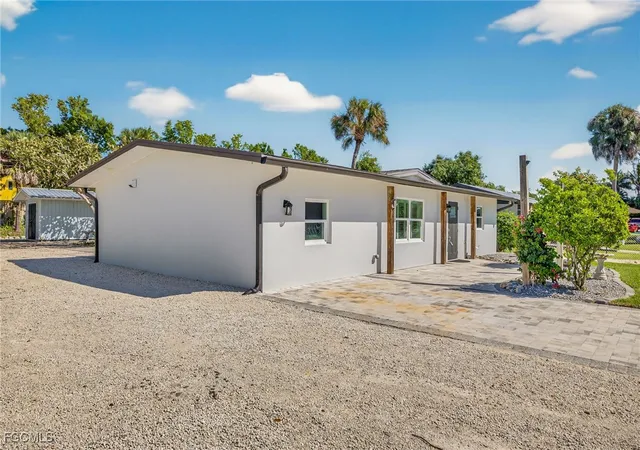 Photo 4 of Sale Pending at 4699 Duera Mae Dr, Fort Myers, FL 33908 | MLS# 2025014593 | Listing updated on 2025-10-17