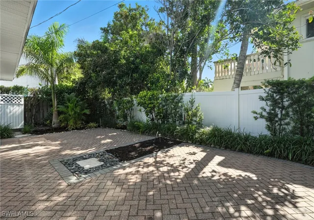 2nd image of 721 9th St S #4, Naples, FL 34102 | MLS# 225053423