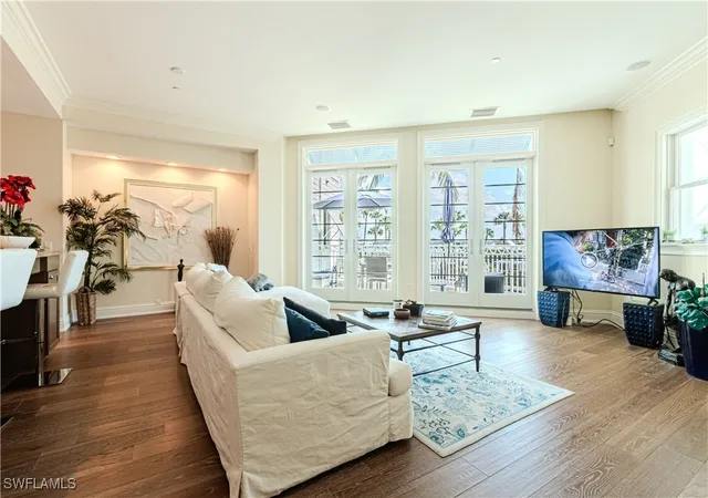 Listing Photo 4 - Condo for sale in building located at 1001 10Th Ave S, Naples, FL 34102 - Unit #211
