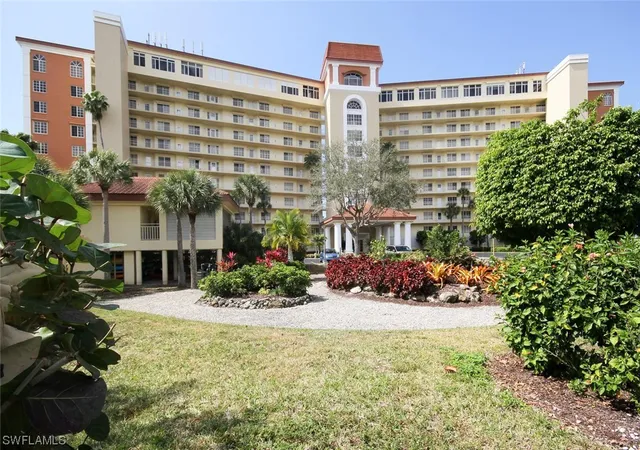 Condominium at 13105 Vanderbilt Dr #902, Naples, FL 34110 | MLS# 216013179 | | Sold on 2016-08-15