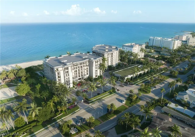 Listing Photo 4 - Condo for sale in building located at 1601 Gulf Shore Blvd N, Naples, FL 34102 - Unit #Penthouse 2