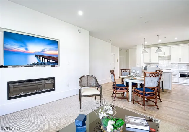 Listing Photo 5 - Condo for sale in building located at 220 Vintage Cir, Naples, FL 34119 - Unit #B101