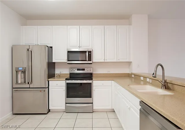 Listing Photo 4 - Condo for sale in building located at 10025 Heather Ln, Naples, FL 34119 - Unit #702