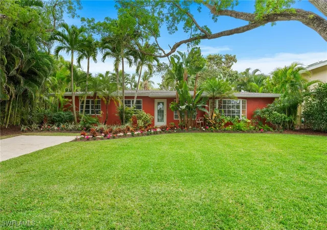 Photo 2 of Sale Pending at 432 3rd Ave N, Naples, FL 34102 | MLS# 225005671 | Listing updated on 2025-11-16