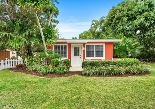 Photo 4 of Sale Pending at 432 3Rd Ave N, Naples, FL 34102 | MLS# 225005671 | Listing updated on 2025-11-16