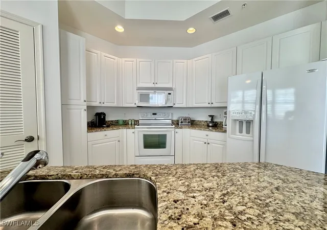 Listing Photo 5 - Condo for sale in building located at 3921 Kens Wy, Bonita Springs, FL 34134 - Unit #2302