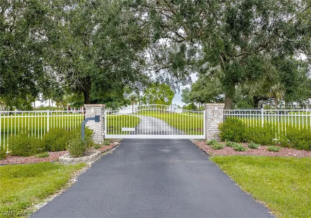 4th image of 1323 Frontier Cir, Labelle, FL 33935 | MLS# 223037212