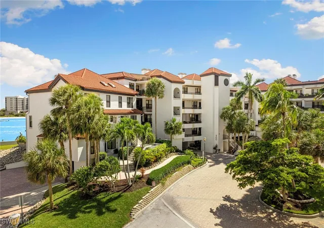4th image of 502 La Peninsula Blvd, Naples, FL 34113