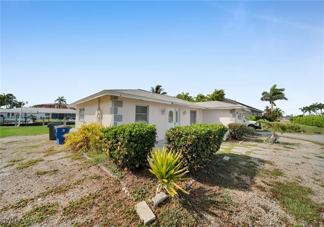 Photo 3 of Single family home for sale at 14260 Mcgregor Blvd, Fort Myers, FL 33919 | MLS# 225050211 | Listing updated on 2026-05-05