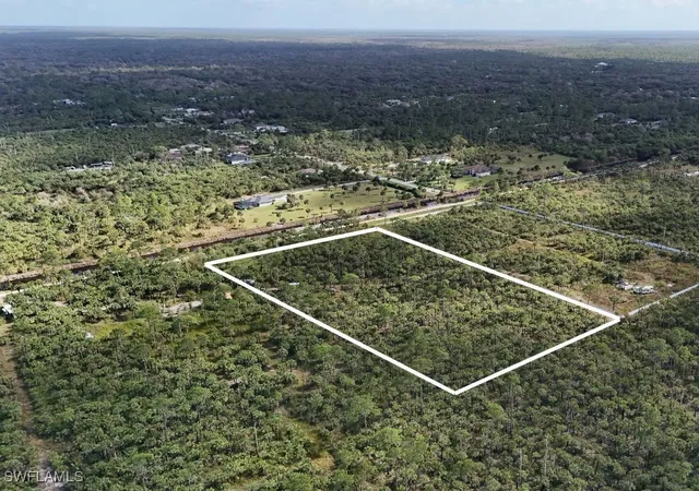 Photo 3 of Sale Pending at 2400 Woodland Ests Rd, Naples, FL 34117 | MLS# 225065123 | Listing updated on 2026-03-25