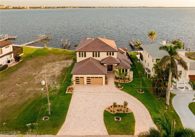 3rd image of 1024 Dolphin Dr, Cape Coral, FL 33904 | MLS# 2025001171
