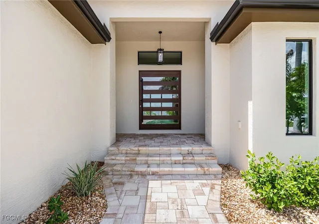 4th image of 1024 Dolphin Dr, Cape Coral, FL 33904 | MLS# 2025001171