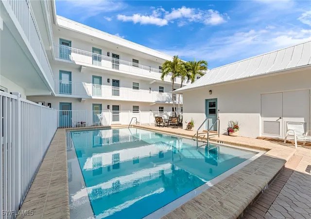 4th image of 1021 3Rd St S, Naples, FL 34102
