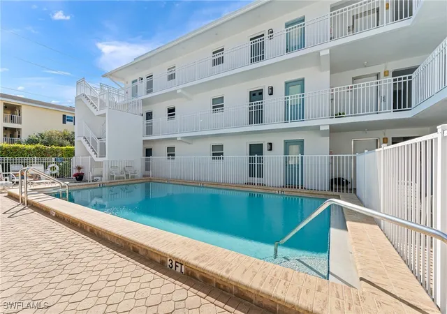 5th image of 1021 3Rd St S, Naples, FL 34102