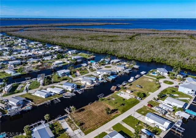 4th image of 3875 Royal Palm Dr, Saint James City, FL 33956 | MLS# 2025009488
