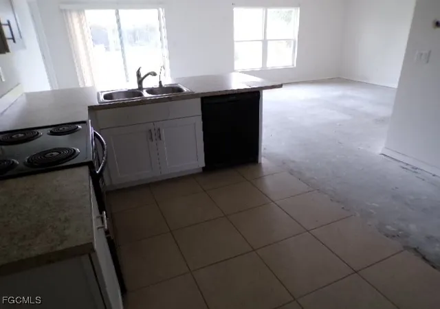 Photo 3 of Sale Pending at 1521 Ne 35Th Ln, Cape Coral, FL 33909 | MLS# 2025010013 | Listing updated on 2025-10-24