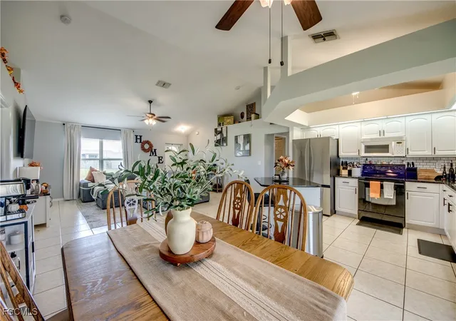 3rd image of 702 Sw 11Th Ave, Cape Coral, FL 33991 | MLS# 2025010034