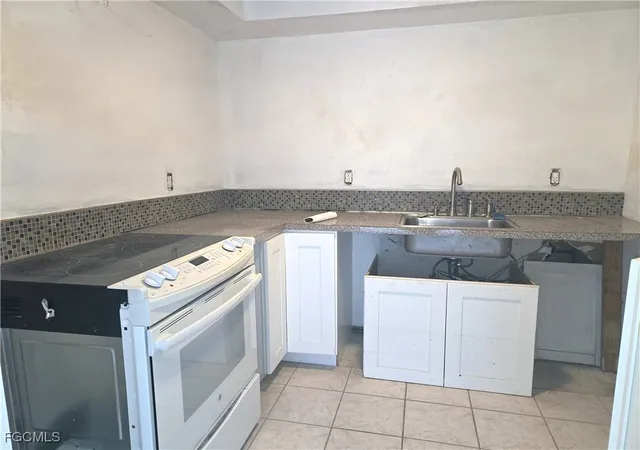Photo 4 of Single family home for sale at 190 Jefferson St, Fort Myers Beach, FL 33931 | MLS# 2025010424 | Listing updated on 2026-10-07