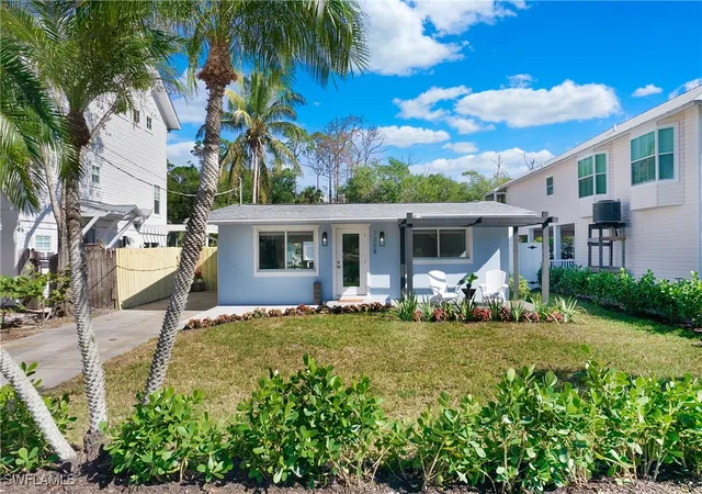 Photo 4 of Sale Pending at 1308 Grand Cnl Dr, Naples, FL 34110 | MLS# 225071107 | Listing updated on 2025-09-30