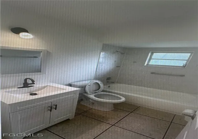Listing Photo 4 - Condo for sale in building located at 315 SE 24th Ave, Cape Coral, FL 33990