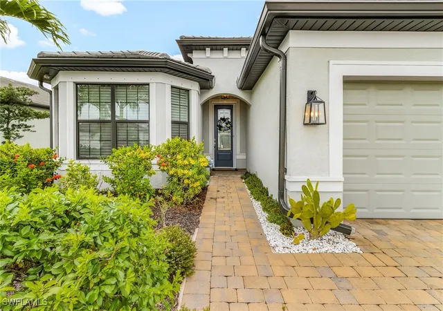 Photo 3 of Sale Pending at 2076 Yellowfin Cir, Naples, FL 34114 | MLS# 225072830 | Listing updated on 2025-10-28