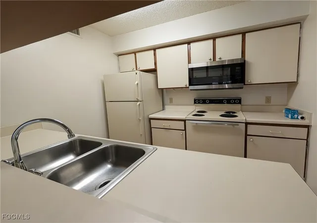 4th image of 5305 Summerlin Rd #514, Fort Myers, FL 33919 | MLS# 2025014402