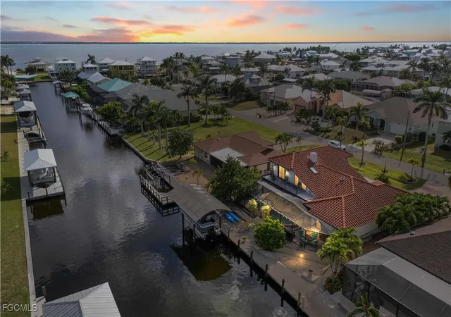 3rd image of 2420 Cherimoya Ln, Saint James City, FL 33956 | MLS# 2025014450