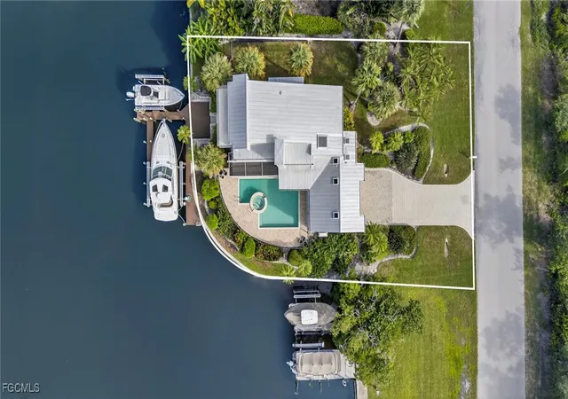 Photo 2 of Single family home for sale at 1290 Bay Dr, Sanibel, FL 33957 | MLS# 2025015299 | Listing updated on 2026-07-15