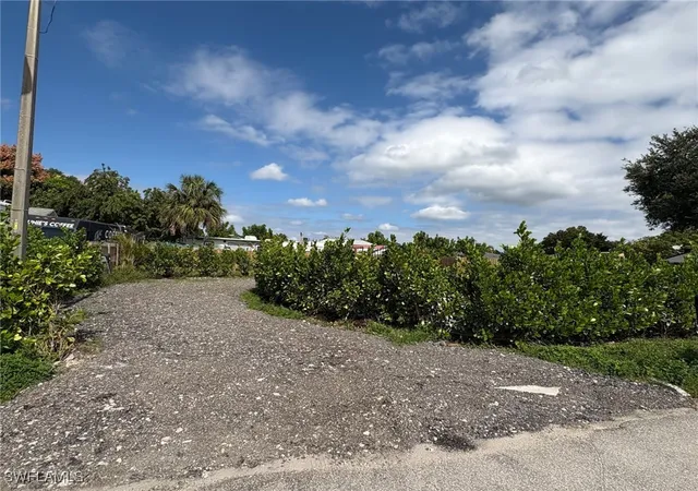 2nd image of 418 Cactus Cir, Lehigh Acres, FL 33936 | MLS# 225077702
