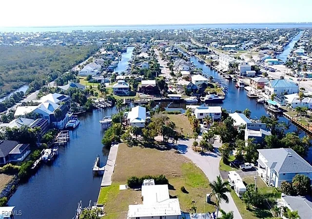 Photo 3 of Sale Pending at 3210 Stabile Rd, Saint James City, FL 33956 | MLS# 2025018021 | Listing updated on 2026-07-22