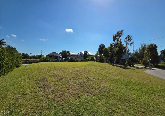 Photo 4 of Sale Pending at 3210 Stabile Rd, Saint James City, FL 33956 | MLS# 2025018021 | Listing updated on 2026-07-22