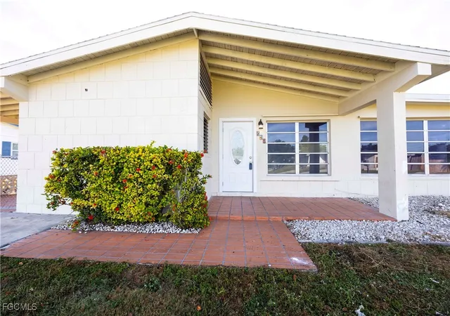 1st image of 275 Lakeview Dr, North Fort Myers, FL 33917 | MLS# 2025021336