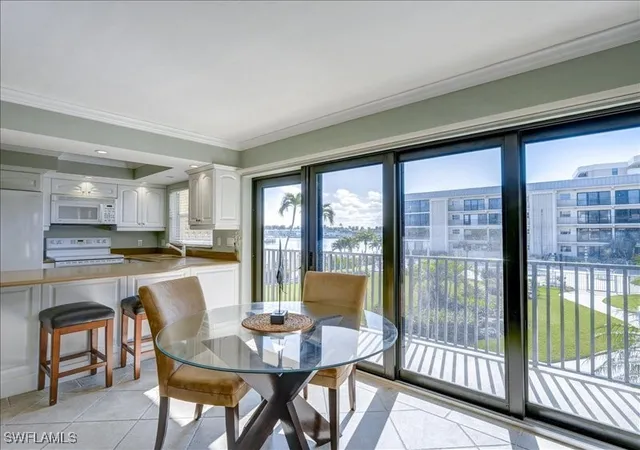 Listing Photo 4 - Condo for sale in building located at 3200 Gulf Shore Blvd N Blvd, Naples, FL 34103 - Unit #204