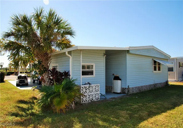 Photo 4 of Manufactured home for sale at 7 Nicklaus Blvd, North Fort Myers, FL 33903 | MLS# 2025022083 | Listing updated on 2026-07-07