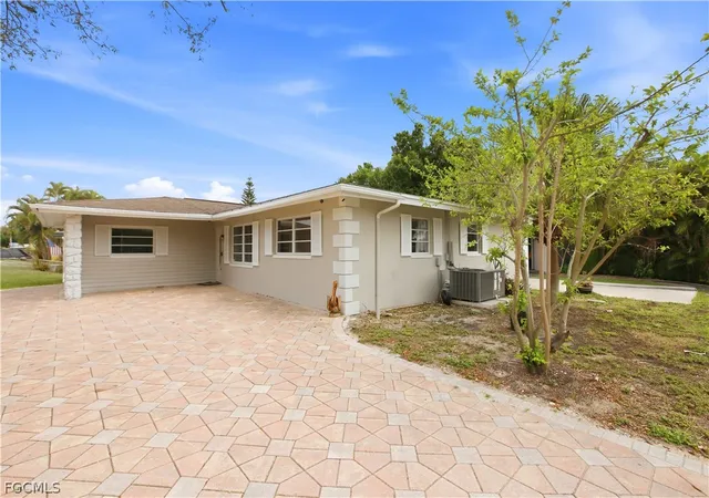 Photo 2 of Single family home for sale at 1736 Bonnie Ct, Fort Myers, FL 33901 | MLS# 2025022419 | Listing updated on 2026-08-28