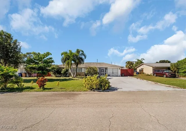 Photo 3 of Single family home for sale at 2960 Renee Ct, Fort Myers, FL 33905 | MLS# 2025023109 | Listing updated on 2026-04-23