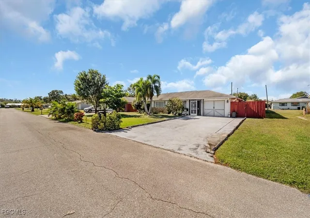 Photo 3 of Single family home for sale at 2960 Renee Ct, Fort Myers, FL 33905 | MLS# 2025023109 | Listing updated on 2026-04-23