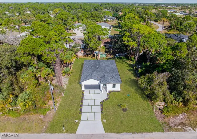 3rd image of 5037 Pinetree Cir, Labelle, FL 33935 | MLS# 2025023505