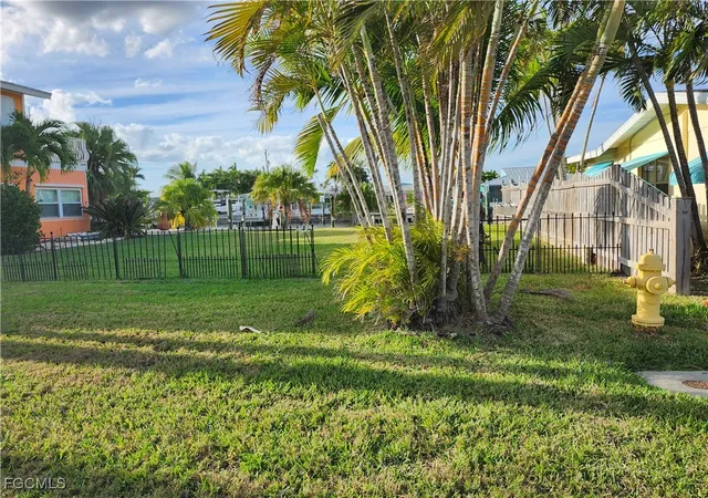 4th image of 2596 Bayshore Dr, Matlacha, FL 33993 | MLS# 2025025051