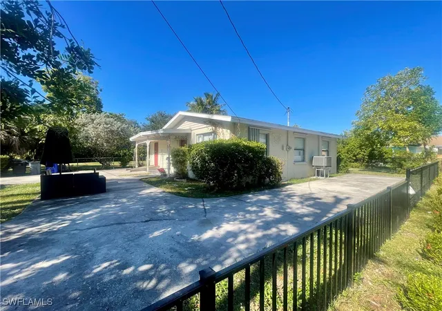 Photo 2 of Single family home for sale at 1339 5th Avenue N, Naples, FL 34102 | MLS# 225084360 | Listing updated on 2026-07-22