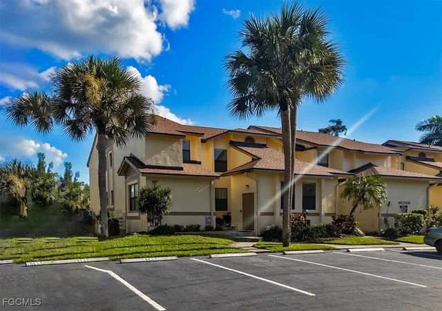 Listing Photo 4 - Condo for sale in building located at 15206 Parkside Dr, Fort Myers, FL 33908 - Unit #201